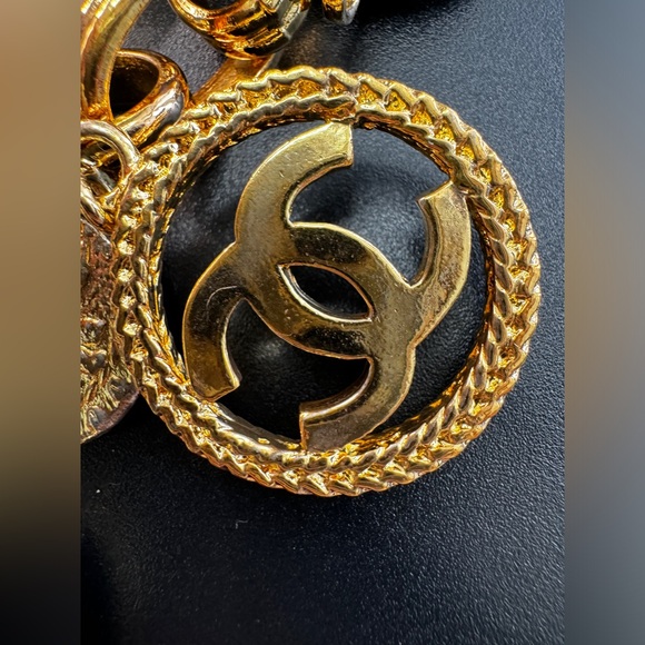 LOT 1505 24K gold plated CHANEL vintage runway bracelet with charms - Picture 5 of 14